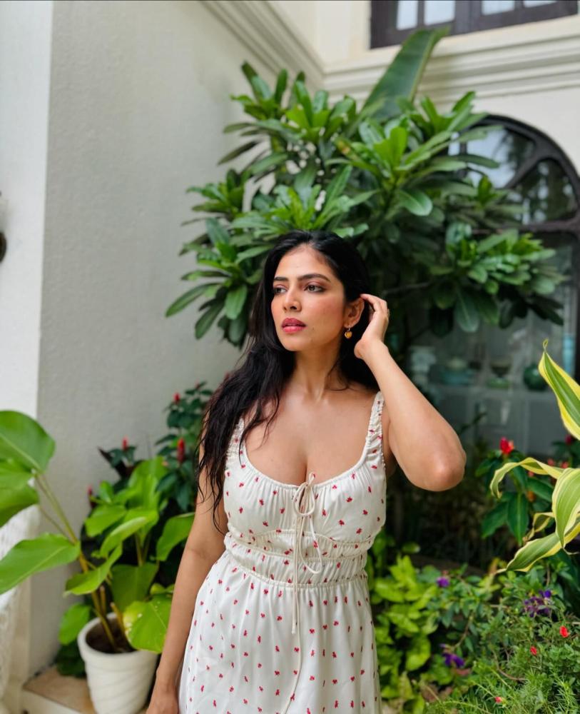 malavika-mohanan-hot-photos